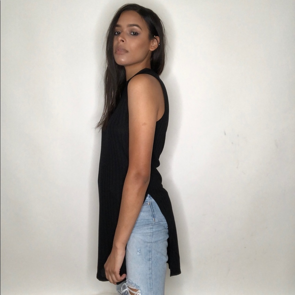 Black ribbed top with slits🖤